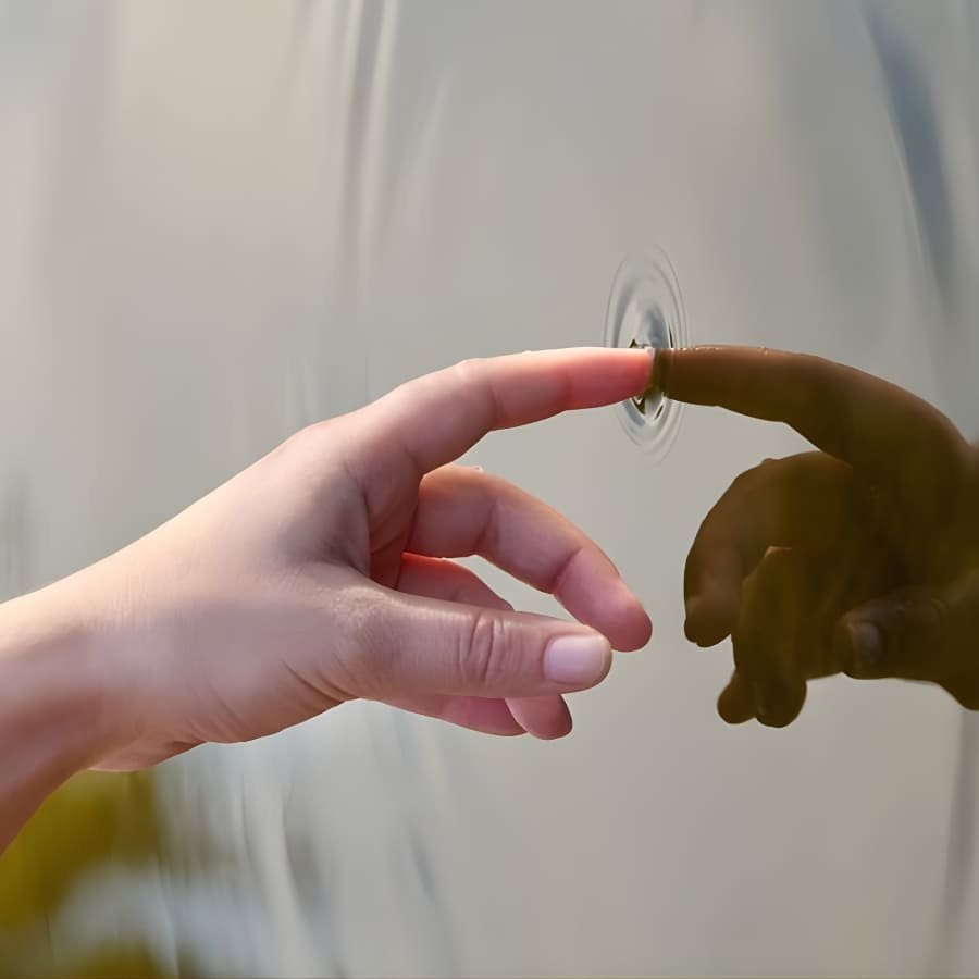 Une main effleure l’eau et crée des ondulations, symbolisant le premier pas vers un projet d’autonomie en eau et de transition écologique.