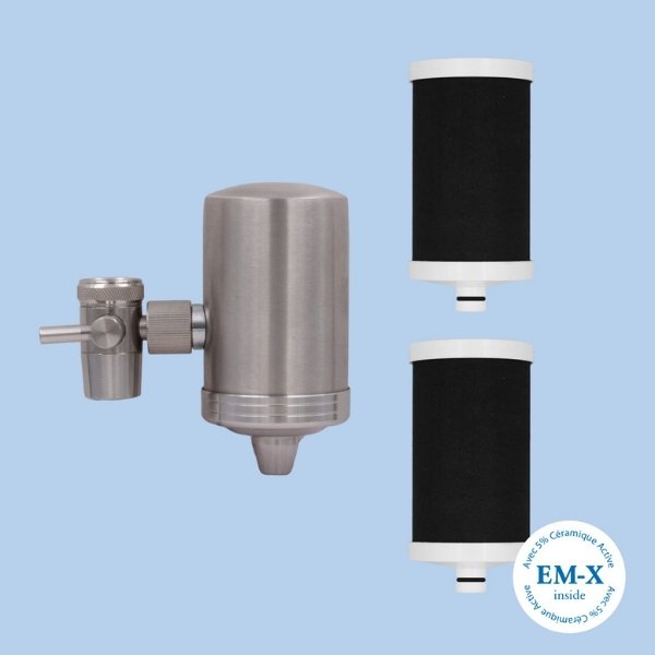 Filtre à eau sur robinet avec cartouches de filtration, destiné à améliorer la qualité de l’eau potable par traitement mécanique et céramique.