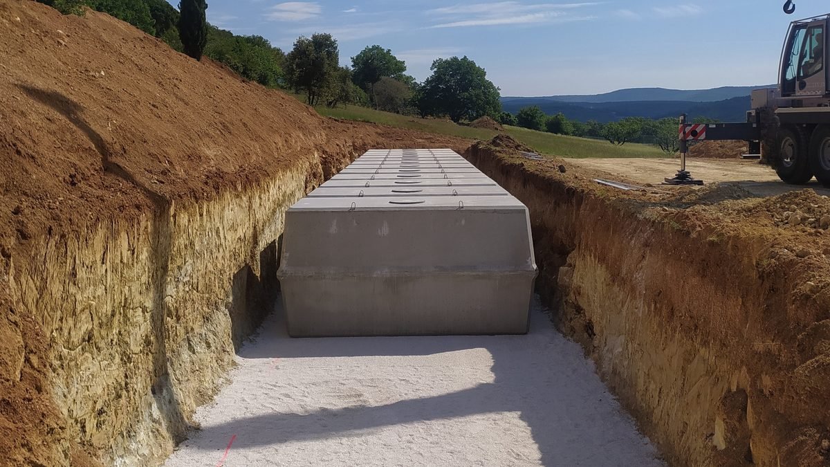 Cuves b&eacute;ton align&eacute;es dans la tranch&eacute;e
