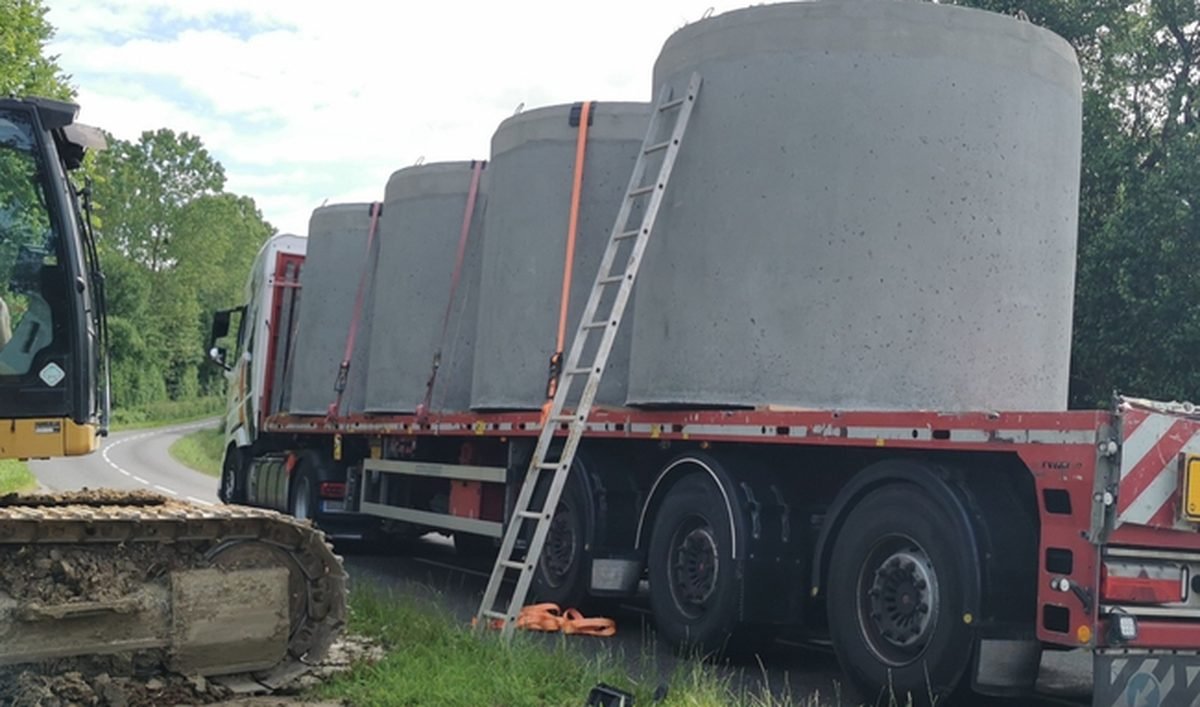 Livraison des cuves b&eacute;ton sur plateau poids lourd