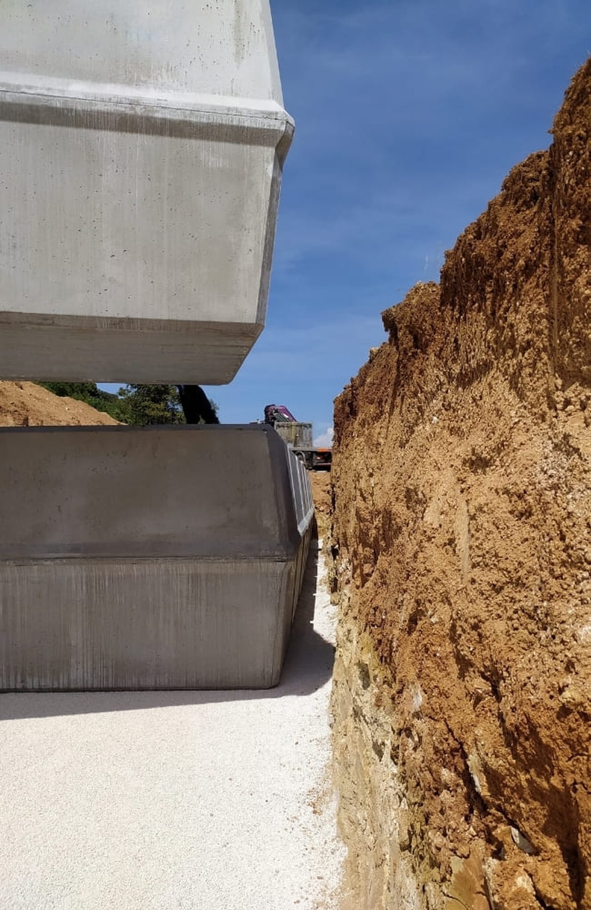 Descente d'une cuve b&eacute;ton dans la tranch&eacute;e