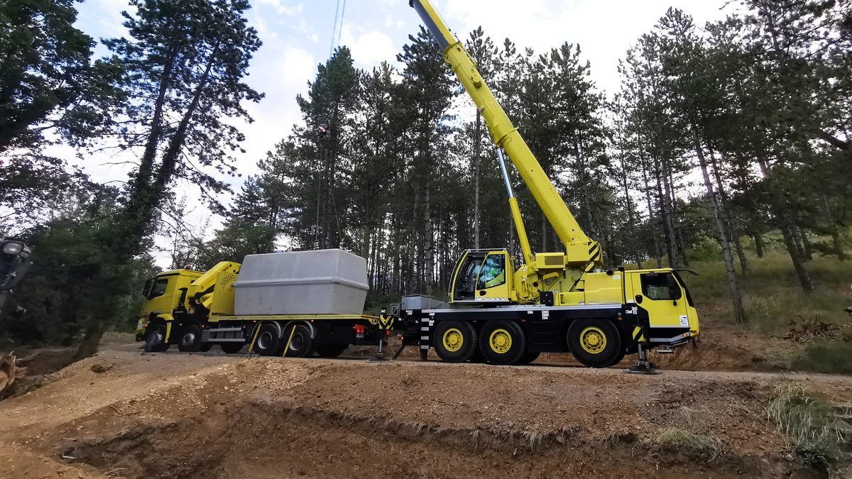 Pose des cuves béton sur chantier